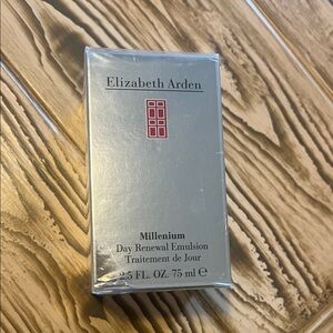 Elizabeth Arden Millenium Emulsion in Silver Box